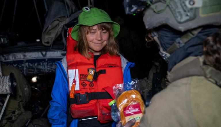 Greta Thunberg recibe comida por parte de soldados israelíes, luego de que estos tomaron y abordaron el barco de ayuda humanitaria en el que viajaba la ambientalista.