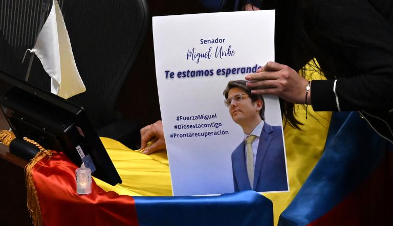 Pese a la condición crítica reportada por la clínica, la esposa de Uribe, María Claudia Tarazona, dijo que el político continúa dando la batalla por su vida.