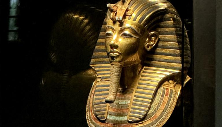 La máscara de Tutankamón será trasladada al nuevo museo de El Cairo como parte de la colección del Gran Museo egipcio. Foto: AFP