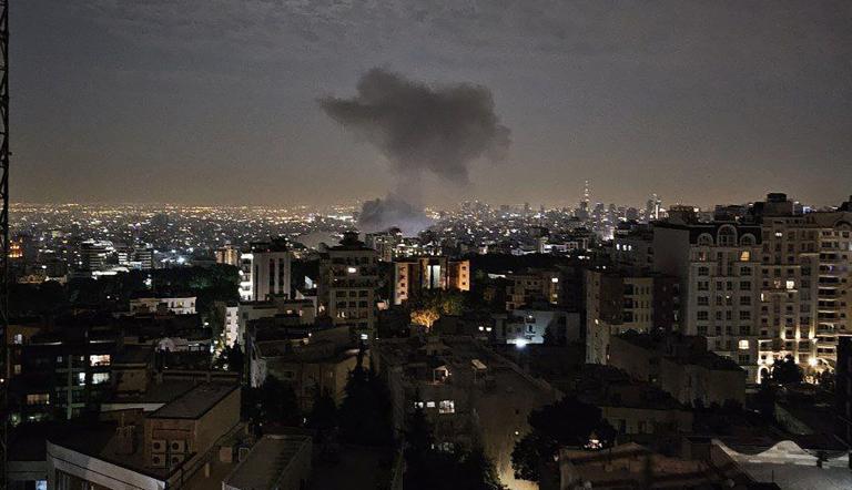 Una columna de humo proveniente de un lugar presuntamente atacado por Israel en la capital iraní, Teherán, a primera hora de la mañana.