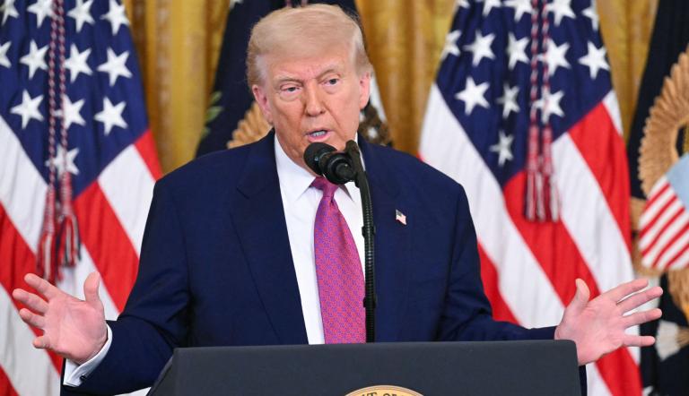 El presidente estadounidense Donald Trump blindó Washington para el gran desfile militar de este sábado, día de su cumpleaños, pero tormentas eléctricas y manifestaciones en el país contra sus redadas migratorias podrían aguarle la fiesta.
¡Síguenos en nuestras redes sociales para mantenerte informado!
Twitter: https://twitter.com/eleconomista
Facebook: https://www.facebook.com/ElEconomista.mx
Instagram: https://www.instagram.com/eleconomistamx
LinkedIn: https://www.linkedin.com/company/el-economista/
#ElEconomista #EETV