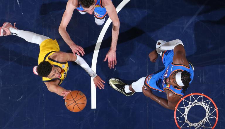 Tyrese Haliburton de los Indiana Pacers penetra hacia la canasta en el partido contra los Oklahoma City Thunder.