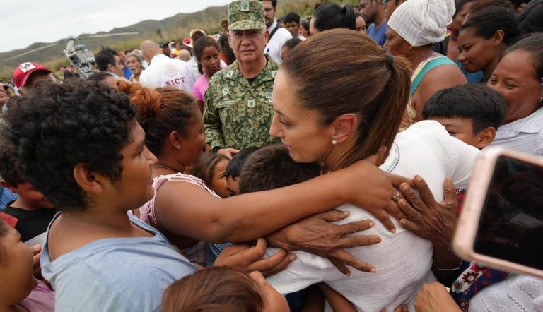 La presidenta Sheinbaum recorre las comunidades afectadas por el paso de Erick.