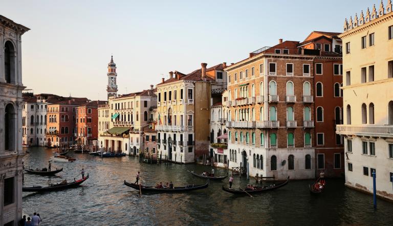 La decisión de la pareja de casarse en Venecia sigue a otras bodas de famosos en la ciudad flotante, como la del actor estadounidense George Clooney y la abogada de derechos humanos Amal Alamuddin en 2014.