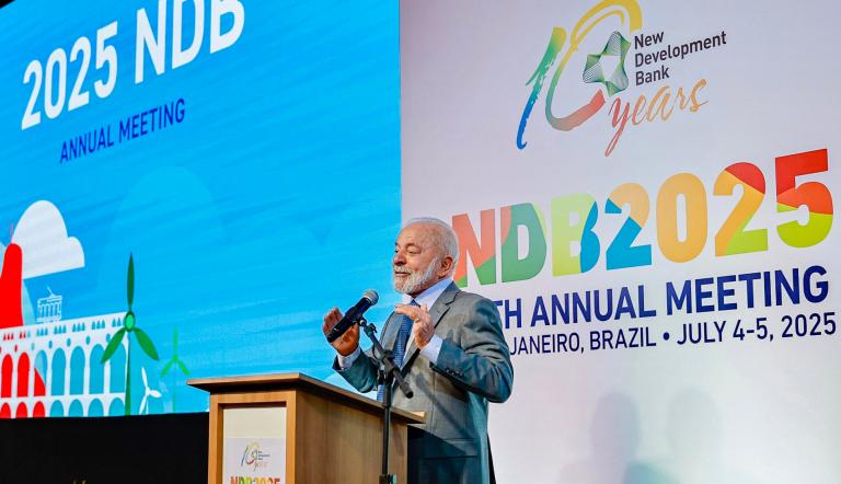 Luiz Inácio Lula da Silva pronunciando un discurso durante la 10ª Reunión Anual del Nuevo Banco de Desarrollo (NDB), dentro de la cumbre BRICS en Río de Janeiro.