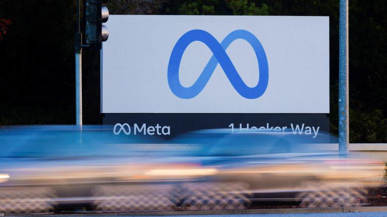 El tráfico matutino pasa por el cartel de Meta en el exterior de la sede de la empresa matriz de Facebook, Meta Platforms Inc. Foto: Reuters.