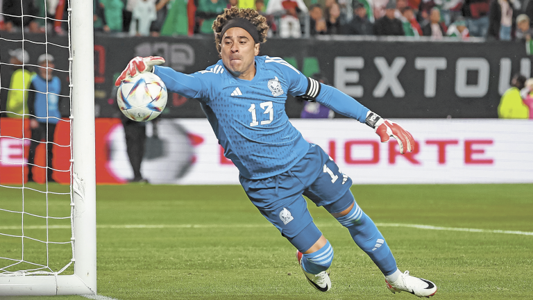 Guillermo Ochoa, futbolista mexicano.