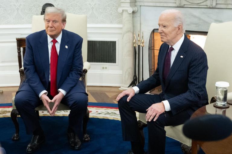 El presidente estadounidense Joe Biden se reúne con el presidente electo estadounidense Donald Trump en la Oficina Oval de la Casa Blanca en Washington, DC, el 13 de noviembre de 2024.