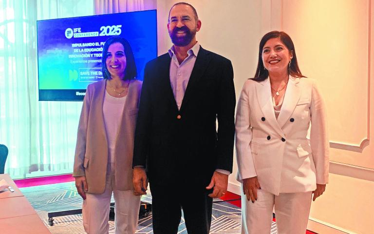 Directivos del Instituto para el Futuro de la Educación, Yesenia González, José Escamilla, y Verónica Sánchez, al término del conversatorio.