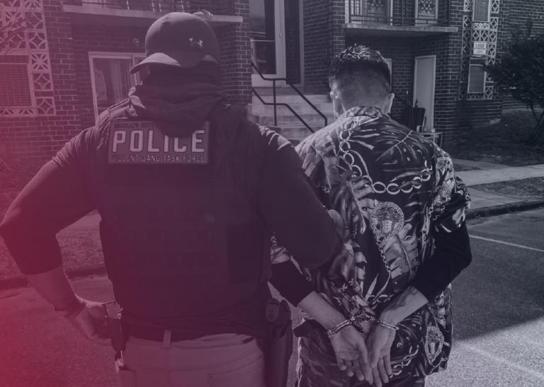 Agentes de la ICE detienen a migrante ilegal.