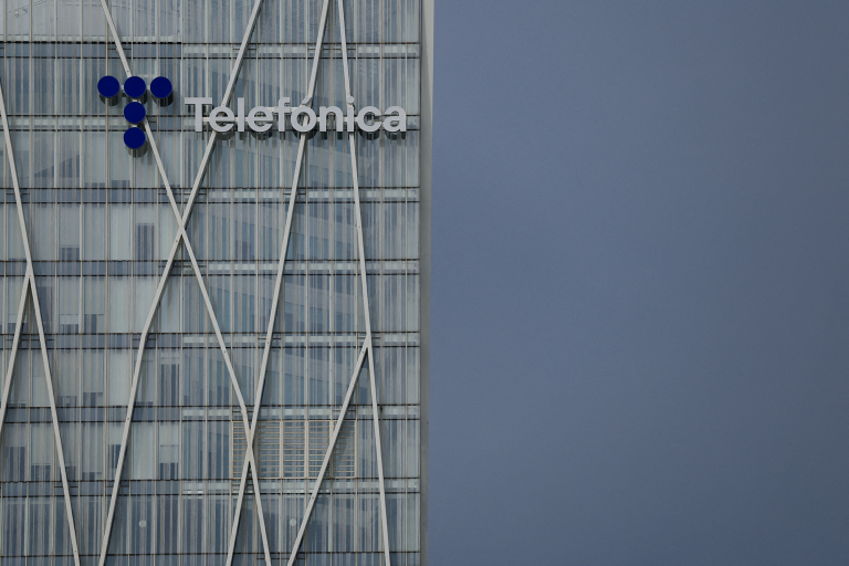 Logo de Telefónica, en sus instalaciones de Barcelona, España.