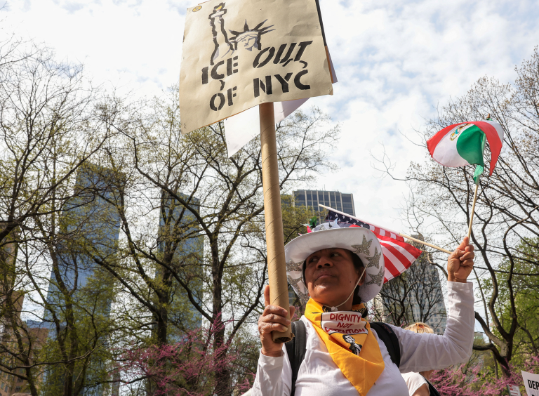 Una persona sostiene un cartel en Central Park durante una manifestación para “Proteger a los migrantes, proteger el planeta” en la ciudad de Nueva York, EE. UU., el 19 de abril de 2025.