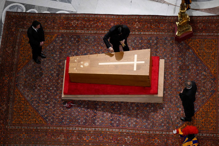 Cierre del feretro del papa Francisco, tras tres días de la capilla ardiente.