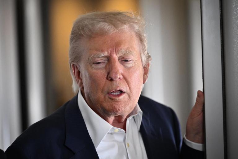 El presidente de Estados Unidos, Donald Trump, habla con periodistas a bordo del Air Force One mientras se dirigía a Roma.