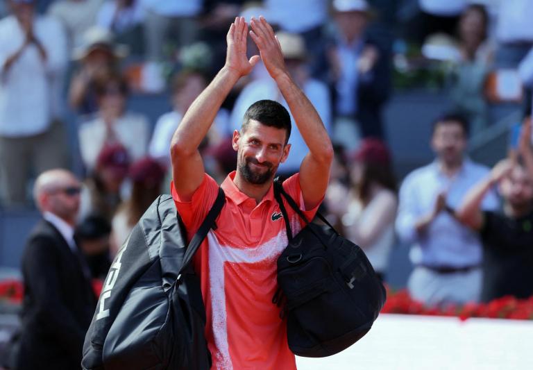 El serbio Novak Djokovic saluda tras perder contra el italiano Matteo Arnaldi.