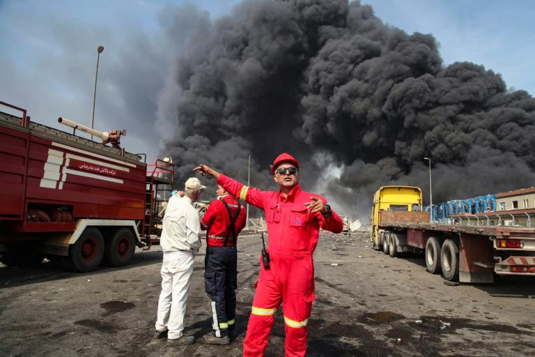 Los rescatistas se encuentran cerca del origen de una explosión en el muelle del puerto de Shahid Rajaee.