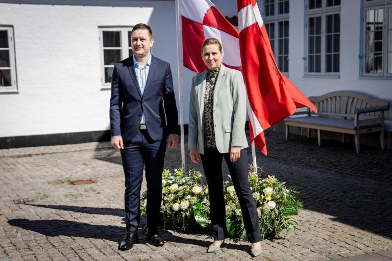 La primera ministra de Dinamarca, Mette Frederiksen junto al primer ministro de Groenlandia, Jens-Frederik Nielsen.