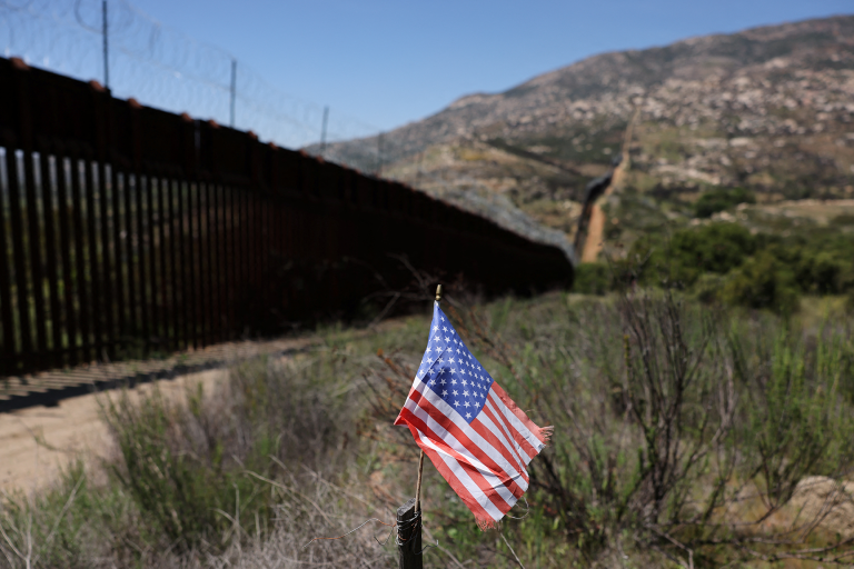 Muro en frontera norte entre México y Estados Unidos.