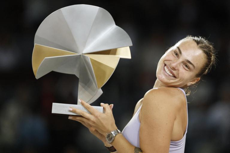 Aryna Sabalenka posa con su trofeo.