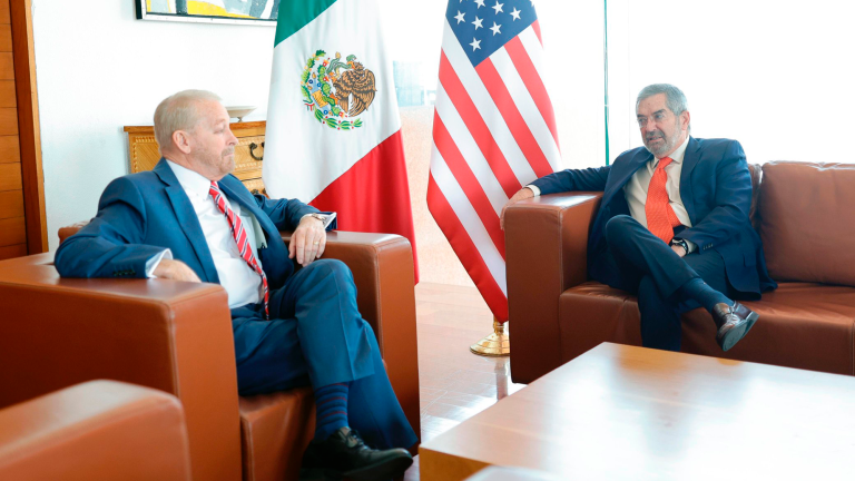 El embajador de EU, Ronald Johnson, se reunió con el secretario de Relaciones Exteriores, Juan Ramón de la Fuente.