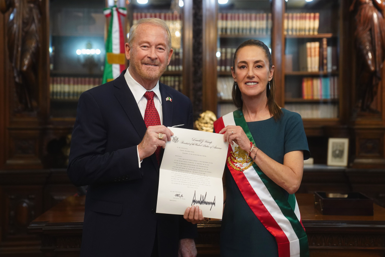 La presidenta de México, Claudia Sheinbaum recibió al embajador de Estados Unidos en México Ronald Johnson en el despacho presidencial.