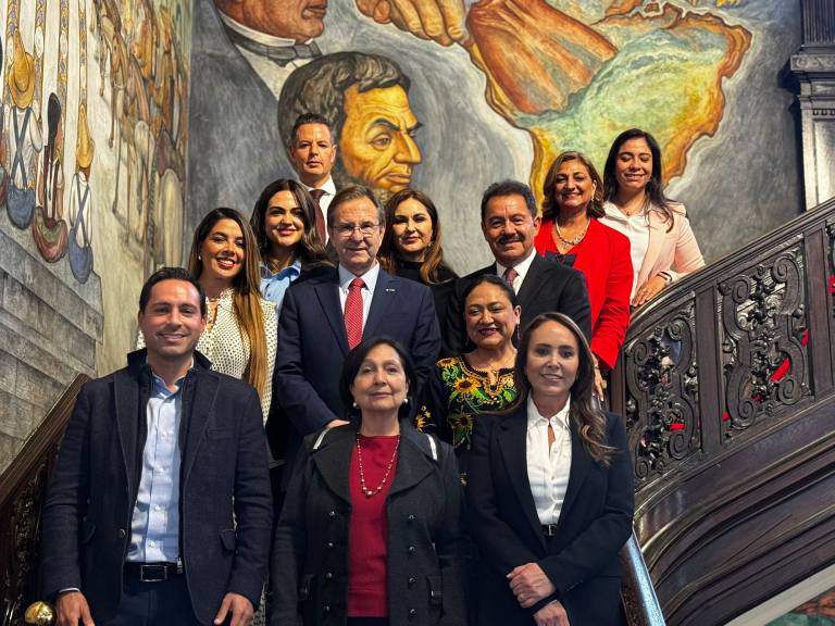Delegación de senadoras y senadores mexicanos se reunieron con el embajador de México en Estados Unidos, Esteban Moctezuma.