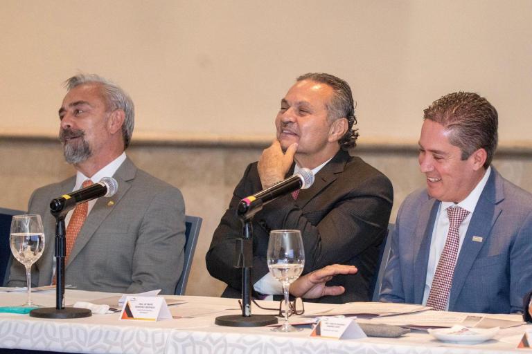 Octavio Romero Oropeza, director del Infonavit, y Carlos Ramírez Capó, presidente de la Canadevi.