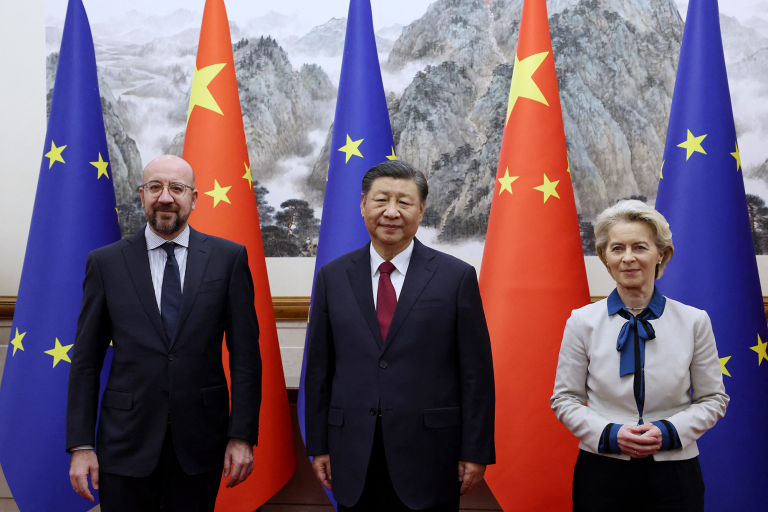 El exprimer ministro belga Charles Michel, el presidente chino Xi Jinping y la presidenta de la Comisión Europea Ursula von der Leyen durante la 24.ª Cumbre UE-China celebrada en Pekín en 2023.