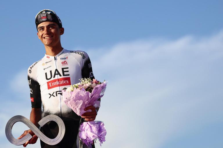 Isaac Del Toro celebra en el podio al final de la 21ª y última etapa de la 108ª carrera ciclista del Giro de Italia de 143 km de Roma a Roma.