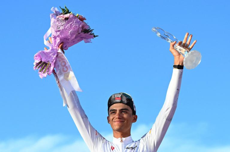 Isaac Del Toro, del UAE Team Emirates, celebra en el podio tras ganar la maglia bianca del Giro de Italia.