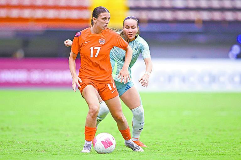 Jugadoras de México y Canadá.
