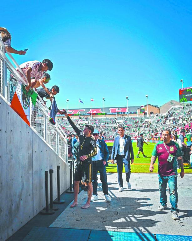 Titulares de la Selección Mexicana firman autógrafos.