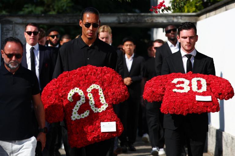 El capitán del Liverpool, Virgil van Dijk, y el jugador Andrew Robertson, llegan a la ceremonia fúnebre del futbolista portugués Diogo Jota, y su hermano, Andre Silva.