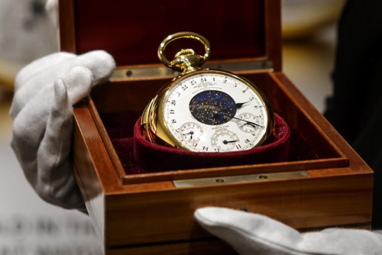 Subastan reloj de bolsillo en 21.3 millones dolares