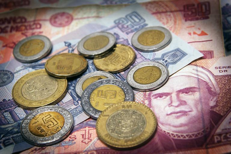 La moneda mexicana inició el año con importantes pérdidas, a causa del debilitamiento de los precios del petróleo