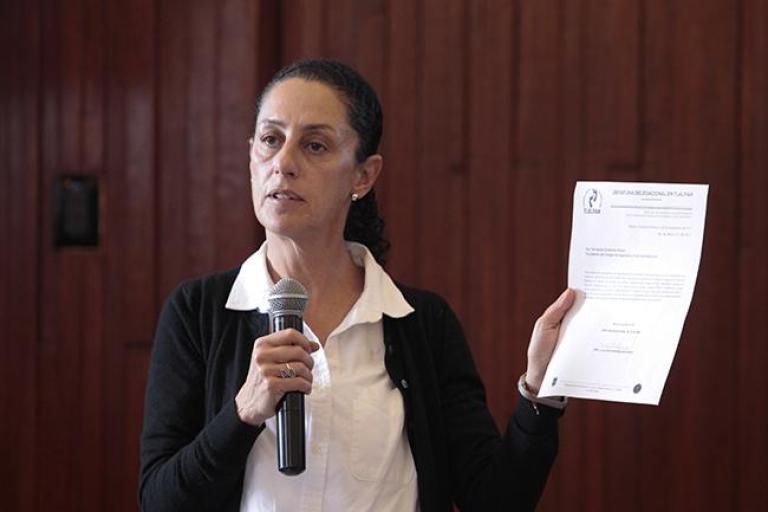 La delegada de Tlalpan, Claudia Sheinbaum presentó un documento que avala la construcción. Foto EE: Natalia Gaia