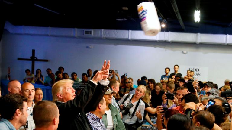 El presidente sorprendió a los medios con unos particulares lanzamientos de toallas de papel en uno de los centros de ayuda.