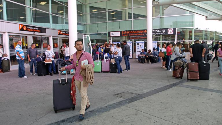 GUADALAJARA, JALISCO,. 31DICIEMBRE2015.- Paisanos provenientes de Estados Unidos, así como visitantes de distintos puntos de la republica mexicana, abarrotan las salas de llegadas nacionales e internacionales para pasar el año nuevo en compañía de sus familiares en Jalisco.FOTO : FERNANDO CARRANZA GARCIA / CUARTOSCURO.COM