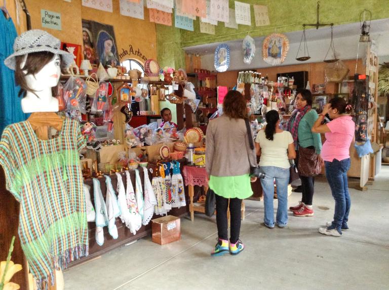 Francisco Pe�a - ASPECTOS DEL MUSEO Y LA TIENDA DE ARTESANIAS DE LANDA DE MATAMOROS EN LA SIERRA GORDA.