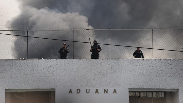 ECATEPEC, ESTADO DE MÃ‰XICO, 30OCTUBRE2017.- Se registro un riÃ±a al interior del penal de Chiconautla, 300 elementos de la policÃa mexiquense tuvieron que intervenir para tomar el contral. Los hechos se registrarona las 07:45 horas cuando reclusos intentaron agredir al reo Luis 