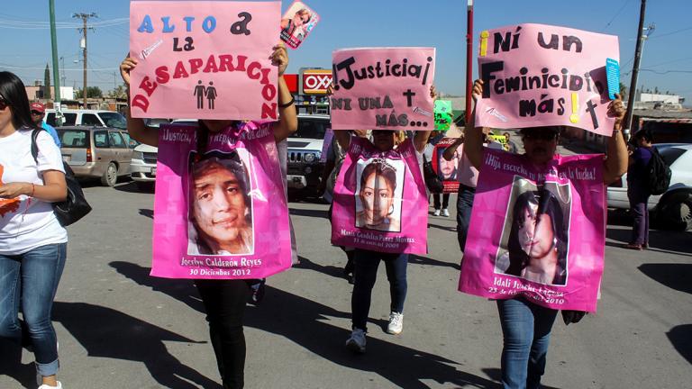 www.cuartoscuro.com - CIUDAD JU��REZ, CHIHUAHUA, 30AGOSTO2017.- Contingentes de familiares de víctimas de la desaparición forzada marcharon de la calle Sanders con rumbo a la Fiscalía de Género para exigir justicia para sus hijas. Asimismo exigieron a las autoridades intensificar los trabajos de búsqueda en sitios donde han encontrado restos óseos o lugares donde podrían ser víctimas de la trata de personas, esto con motivo del Día Internacional de las Víctimas de Desaparición Forzada. FOTO: NACHO RUIZ /CUARTOSCURO.COM