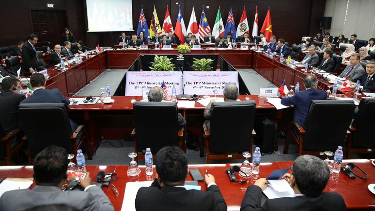 Trade ministers and delegates from the remaining members of the Trans Pacific Partnership (TPP) attend the TPP Ministerial Meeting during the APEC 2017 in Da Nang - Trade ministers and delegates from the remaining members of the Trans Pacific Partnership (TPP) attend the TPP Ministerial Meeting during the APEC 2017 in Da Nang, Vietnam November 9, 2017. REUTERS/Na Son Nguyen/Pool