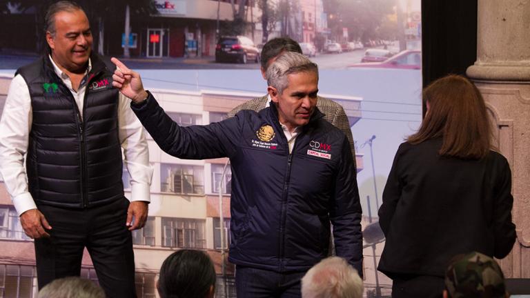 CIUDAD DE MÃ‰XICO, 21NOVIEMBRE2017.- Miguel ÃÅngel Mancera, Jefe de Gobierno, y Raymundo Collins, director del Infonavit, entregaron cheques a personas que fueron afectadas sus casas en los sismos de septiembre. FOTO: MOISÃ‰S PABLO /CUARTOSCURO.COM