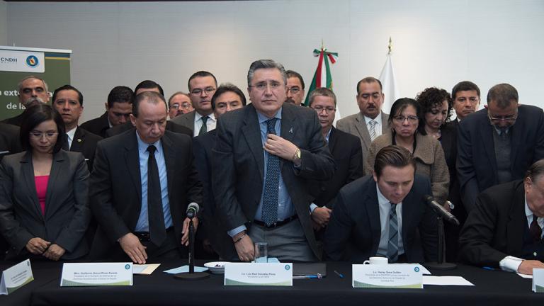 Â©MARIO JASSO /CUARTOSCURO.COM - CIUDAD DE MÃ‰XICO, 23NOVIEMBRE2017.- Luis RaÃºl GÃ³nzales PÃ©rez, presidente de la CNDH, junto con los ombudsman de cada Estado de la RepÃºblica, en conferencia de prensa manifestaron su rechazo al asesinato del presidente de la ComisiÃ³n Estatal de Derechos Humanos de Baja California Sur, Silvestre de la Toba Camacho.FOTO: MARIO JASSO /CUARTOSCURO.COM