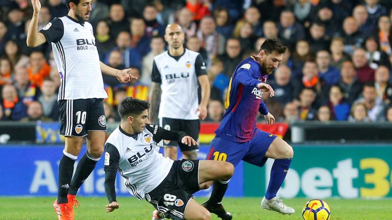 La Liga Santander - Valencia vs FC Barcelona - Soccer Football - La Liga Santander - Valencia vs FC Barcelona - Mestalla, Valencia, Spain - November 26, 2017   Barcelona’s Lionel Messi in action with Valencia