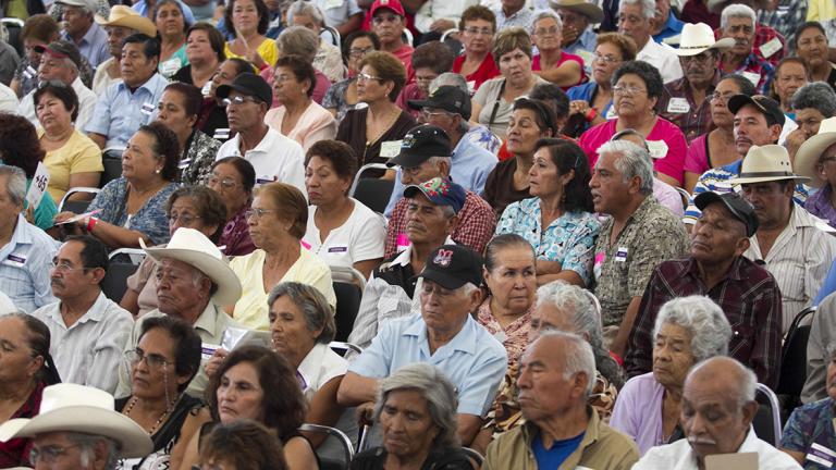 APODACA, NUEVO LEÃ“N, 28AGOSTO2013.- El presidente de la RepÃºblica Enrique PeÃ±a Nieto visitÃ³ el estado para celebrar el DÃa del Adulto en el Casino Apodaca en donde arribÃ³ junto a su esposa AngÃ©lica Rivera. Al evento acudieron autoridades estatales y municipales. Los asistentes fueron adultos mayores que estÃ¡n dentro del programa 65 y mÃ¡s. FOTO: GABRIELA PÃ‰REZ MONTIEL / CUARTOSCURO.COM