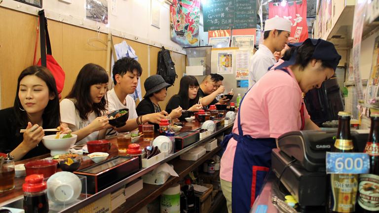 TSUKIJI FISH MARKET TOKIO, JAPÓN   |   Es célebre a nivel mundial por las pujas que se realizan en sus andenes antes del amanecer. Cuando compradores especializados compiten por algunos de los ejemplares marinos más codiciados del planeta.