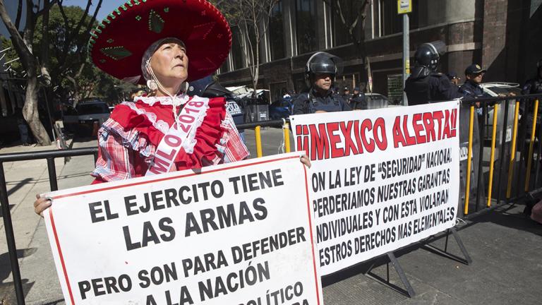 CIUDAD DE M�XICO, 12DICIEMBRE2017.- Miembros de la sociedad civil se manifestaron hoy bloqueando diversos accesos al Senado de la Rep�blica para protestar contra la Ley de Seguridad Interior.FOTO: TERCERO D�AZ /CUARTOSCURO.COM