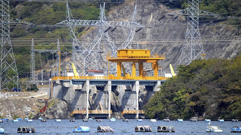 CHIAPA DE CORZO, 27DICIEMBRE2014.-El Cañón del Sumidero, es un estrecho cañón de gran profundidad  situado a unos kilómetros de la capital  Chiapaneca, esta belleza natural tiene un acantilado de más de 1000 metros y se levanta sobre el río Grijalva que tiene una profundidad de más de 250 metros, inicia en Chiapa de Corzo y desemboca en la presa hidroeléctrica Manuel Moreno Torres conocida como presa Chicoasen , durante sus 32 kilómetros los turistas pueden disfrutar de este imponente lugar donde puedes ver monos araña y cocodrilos principales especies que viven en el cañón.FOTO: ELIZABETH RUIZ /CUARTOSCURO.COM