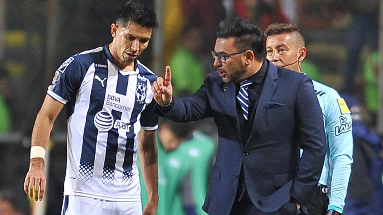 Jesus Molina (L) of Monterrey receives instructions from his coach Antonio Mohamed (R) during the match against Morelia during their Mexican Apertura tournament fisrt leg semifinal football match at the Morelos stadium on November 30, 2017, in Morelia, Mexico. / AFP PHOTO / VICTOR CRUZ